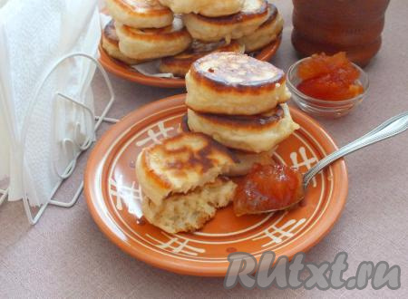 Тёплые оладушки подавайте со&nbsp;сметаной,&nbsp;вареньем, джемом или&nbsp;повидлом. Оладьи, замешанные на ряженки без добавления яиц, хорошо держат форму и не опадают. Эта мягкая, пышная выпечка понравится и взрослым, и деткам. 