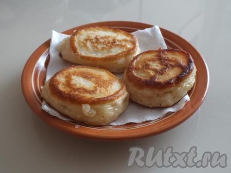 Готовые оладьи переложите на тарелочку, застеленную бумажной салфеткой, чтобы впитался лишний жир. Перед тем как пожарить следующую партию оладий налейте 1 столовую ложку&nbsp;растительного масла на сковороду и только потом выкладывайте тесто.