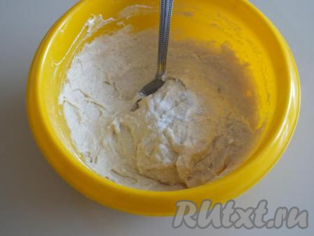 Хорошо перемешайте муку с ряженкой с помощью ложки, затем добавьте соду.