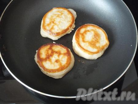 Через 3 минуты, с помощью вилки, переверните оладушки на другую сторону и обжаривайте другую сторону до румянца (в течение 3 минут).