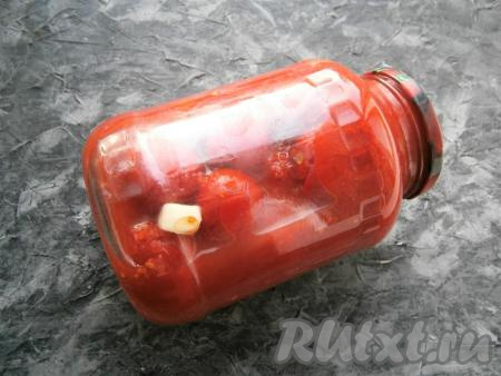 Банку закрутить предварительно простерилизованной&nbsp;крышкой. Перевернуть вверх дном и укутать в одеяло. В таком виде оставить до полного остывания.