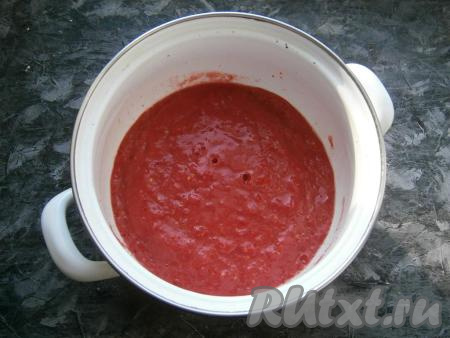 Помидоры для соуса перекрутить на мясорубке и перелить в кастрюлю.