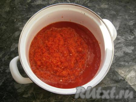 Также на мясорубке перекрутить очищенный лук и красный болгарский перец, из которого нужно предварительно удалить семена. Перекрученные лук и перцы добавить в кастрюлю с перекрученными помидорами.