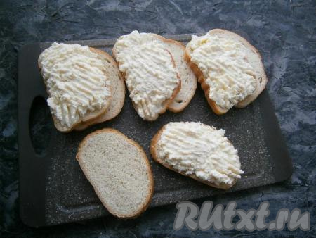 4 ломтика белого батона смазать очень щедро творожной массой.