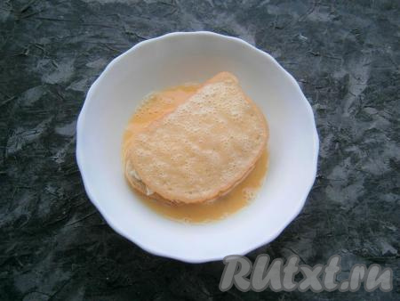 "Сэндвичи" из батона с творогом полностью обмакнуть (с двух сторон) в яичный кляр.