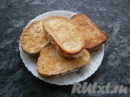 Готовые гренки с творогом снять&nbsp;со сковороды, сразу же промакнуть бумажным полотенцем для удаления жира и сложить на тарелку.