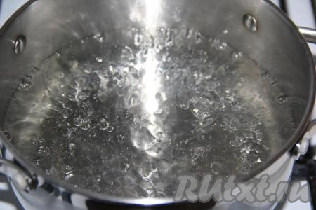 Кальмаров, размороженных при комнатной температуре, очистить от тёмной плёнки и удалить хорду из каждой тушки. Я купила очищенных кальмаров. Поставить на огонь кастрюлю с водой, когда вода закипит, уменьшить огонь до среднего.