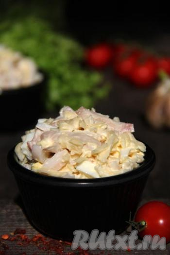 Салат, приготовленный с варёными кальмарами, яйцами, сыром и чесноком, получается нежным, вкусным и сытным, обязательно попробуйте!