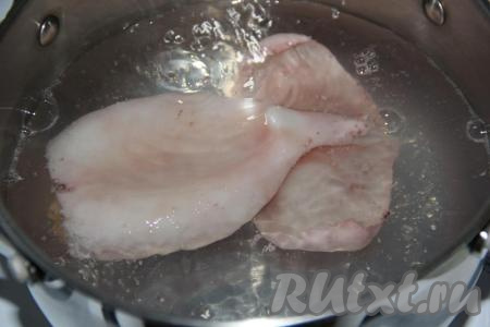 Опустить одну или две тушки кальмара в кипящую воду и с момента закипания воды варить 10 секунд. Затем достать кальмара&nbsp;из воды и остудить. Снова дать воде закипеть, выложить следующую тушку и тоже отварить в течение 10 секунд с момента закипания, достать и остудить.