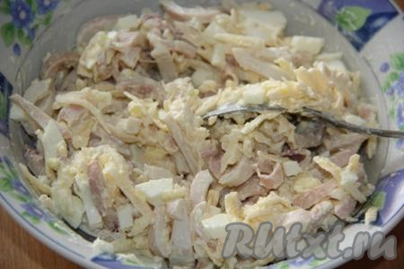 Заправить получившийся салат майонезом, посолить по вкусу, перемешать и можно подавать к столу.