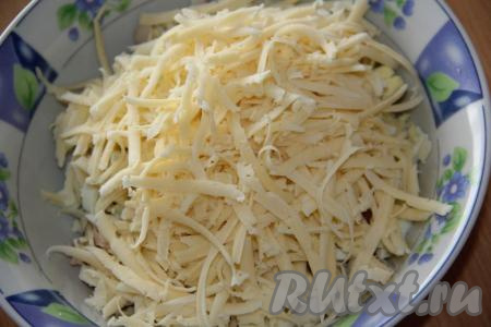 Соединить нарезанных кальмаров&nbsp;и яйца, добавить натёртый сыр.