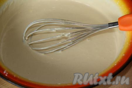 Перемешать тесто венчиком до однородного состояния. Тесто для приготовления фигурного хвороста получится льющимся.