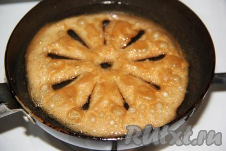 Вилочкой отделить фигурный хворост от шумовки и жарить до лёгкого золотистого цвета.