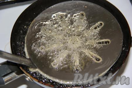 Опустить дно шумовки в тесто и сразу перенести в масло.&nbsp;