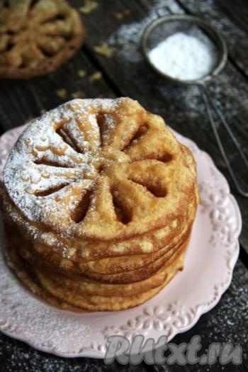 Готовый хворост выложить на бумажное полотенце, чтобы удалить излишки масла. Таким образом пожарить весь хворост. Перед подачей посыпать его сахарной пудрой. Вот так достаточно просто, без использования специальных формочек, можно приготовить хрустящий, вкусный, аппетитный хворост из жидкого теста. 