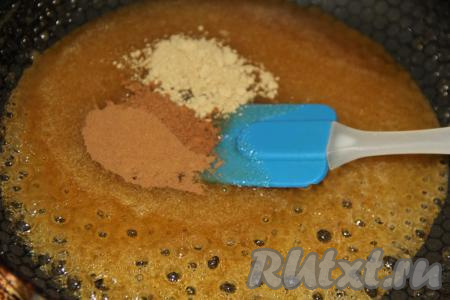 &nbsp;Всыпать специи, перемешать.