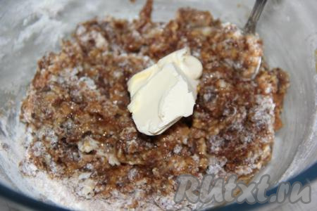 Перемешать и добавить мягкое сливочное масло.