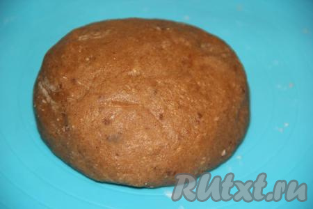 Тесто для пряников получится очень пластичным и не липким.