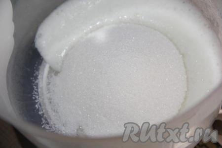 Всыпать сахар и взбить до растворения сахара (в течение минут 5), затем добавить в глазурь крутой кипяток и ещё раз взбить.