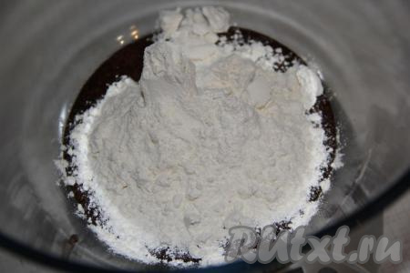 Всыпать 120 грамм муки.