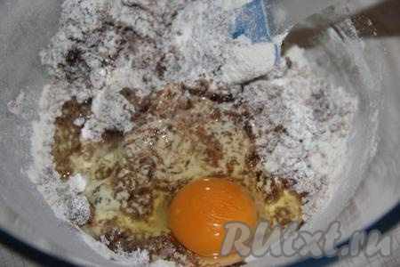 Перемешать массу, тесто заварится в горячей карамели. Когда тесто станет тёплым, добавить яйцо.