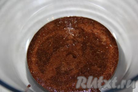 Переложить горячую карамельную массу в глубокую миску.