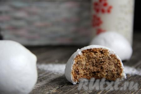 Мягкие, вкусные, ароматные пряники, покрытые белой глазурью, подать с чаем или молоком.