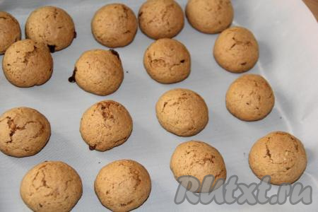 Выпекать пряники из заварного теста минут 15-20 при температуре 200 градусов. Готовность можно проверить, проколов пряник зубочисткой (если зубочистка останется сухой, значит можно доставать готовые пряники из духовки).