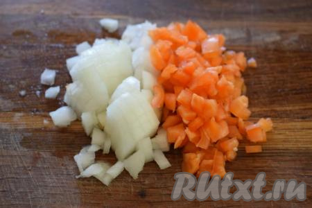 Нарезаем мелкими кубиками лук и болгарский перец.