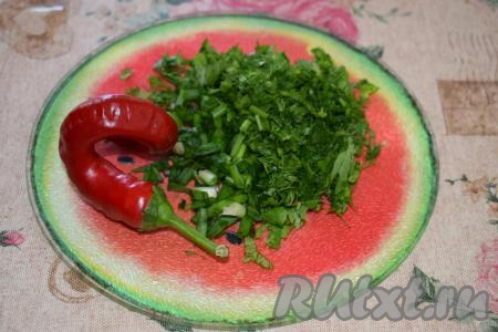 Нарезаем мелко зелень кинзы и укропа, а также перья зелёного лука. Острый перец нарезаем мелко, регулируя его количество по своему вкусу.
