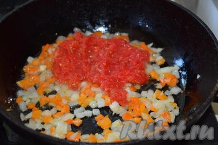 Обжариваем перец с луком на медленном огне, помешивая, до прозрачности (примерно, 7-8 минут). Натираем помидоры на тёрке, стараясь, чтобы кожица оставалась в руке и добавляем помидоры в сковороду к овощам.