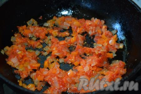 Обжариваем овощи, помешивая, минут 5 (до готовности помидоров) и выключаем огонь.