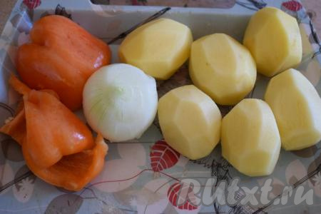 Пока варится бульон, чистим от кожицы картофель и лук. Болгарский перец очищаем от семян и плодоножки.
