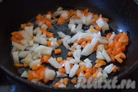 Разогреваем сковороду, вливаем растительное масло, выкладываем нарезанные болгарский перец и лук.