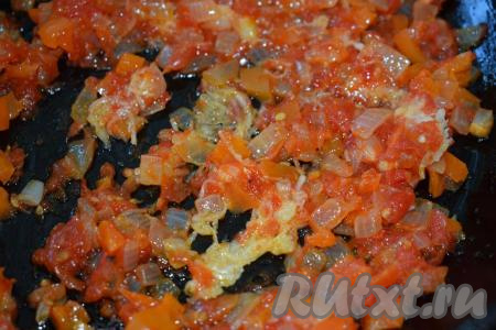 Далее очищаем чеснок и натираем на мелкой тёрке, отправляем его в сковороду с обжаренными овощами и перемешиваем до однородности.