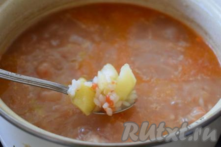 Когда картофель и рис будут готовы, выкладываем в суп овощи, обжаренные с помидорами, даём закипеть, затем уменьшаем огонь и варим 2-3 минуты (за это время обжаренные овощи отдадут супчику весь вкус и аромат).