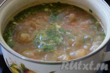 Кладём укроп, кинзу, зелёный лук и острый перец в рисовый суп с помидорами и выключаем огонь.