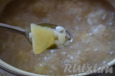 Варим суп, примерно, 10 минут (до полуготовности картофеля). Промываем рис и кладём в суп с полуготовым картофелем, варим до полной готовности картошки и риса (примерно, 12-15 минут), солим и перчим по вкусу, добавляем любимые специи.