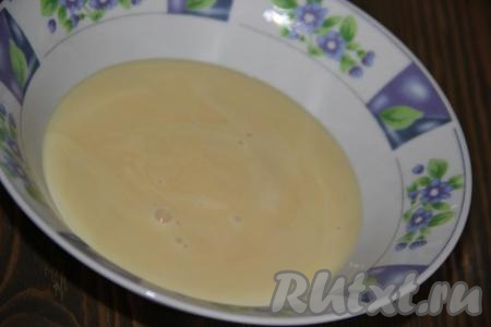 Сгущённое молоко вливаем в миску с высокими бортиками, пригодную для использования в СВЧ. Посуда с высоким&nbsp;бортиком необходима, так как в процессе варки в микроволновке сгущённое молоко поднимается!