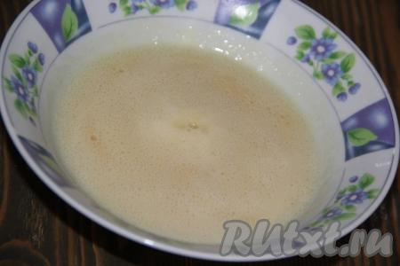 Ставим посуду со сгущёнкой в микроволновку и варим 1 минуту на средней мощности (350-400 Вт), затем достаём и перемешиваем.