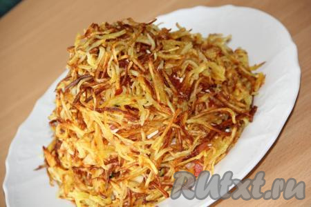 Остывший картофель фри выложить поверх салата, имитируя горку в виде муравейника.&nbsp;