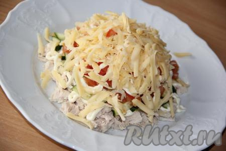 Сыр натереть на тёрке и выложить следующим слоем.