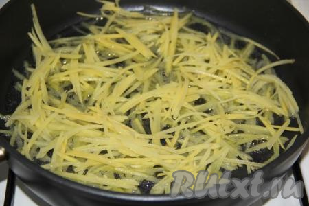 В сковороду влить масло, выложить часть картофеля (сразу всю картошку выкладывать не нужно, она должна обжариться равномерно со всех сторон).