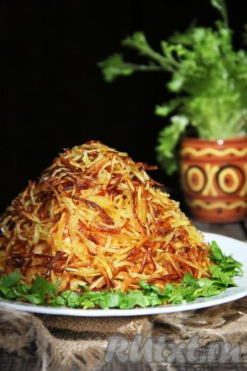 Дать салату настоятся один час (в холодильник лучше не ставить, иначе картофель фри размякнет и перестанет хрустеть) и можно подавать к столу. Вот такой красивый и очень вкусный салат "Муравейник" получился.