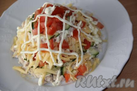 Поверх салата нанести сетку из майонеза с чесноком.