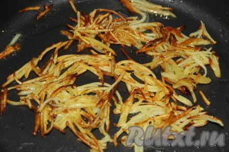 Обжарить картофель на среднем огне, периодически помешивая, до золотистого цвета.