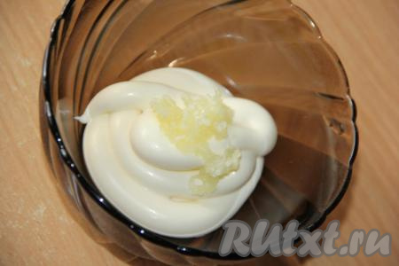 Чеснок почистить и пропустить через пресс. Соединить майонез и чеснок, перемешать.