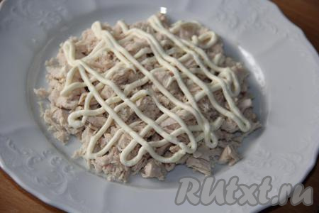 На курицу нанести сеточку из майонеза с чесноком.