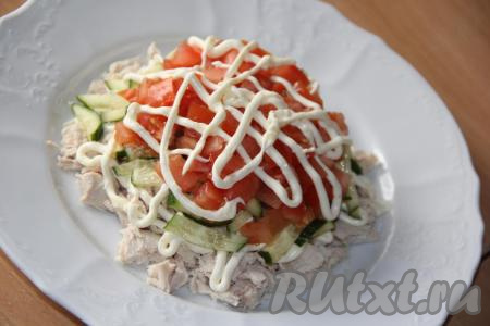 Покрыть овощи сеточкой из смеси майонеза и чеснока.