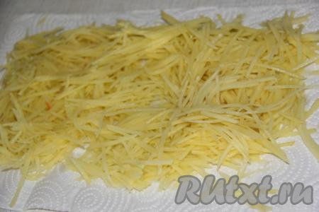Картофель почистить и натереть на тёрке для моркови по-корейски, промыть водой, выложить в дуршлаг (или сито), чтобы стекла вода, а затем просушить немного на бумажном полотенце.